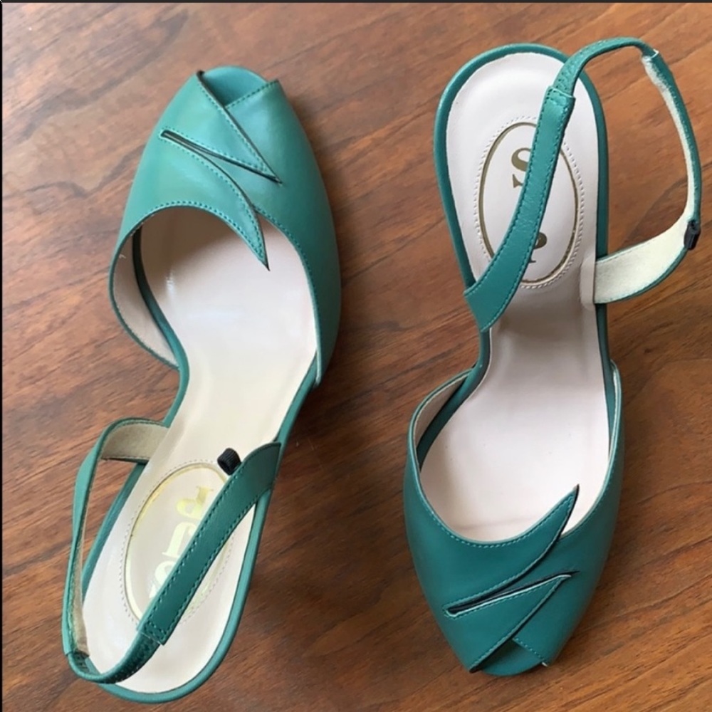 Sarah J Parker Hunter green color heels NWOT